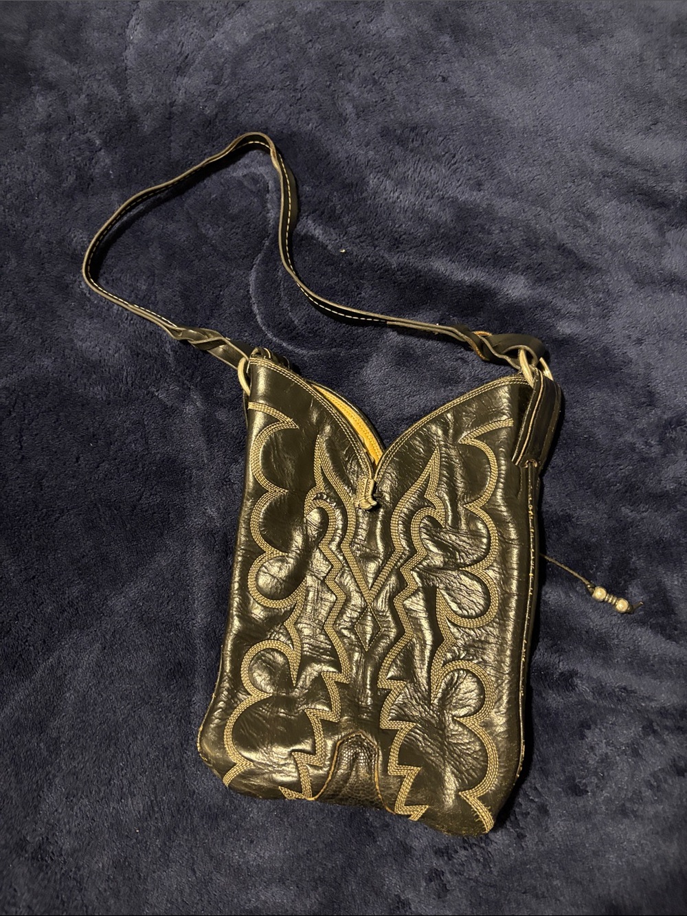 Embellished Black Leather Crossbody Bag with Intricate Embossing - Picture 2 of 3